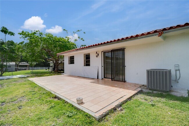 Foto del edificio - 10700 SW 70th St