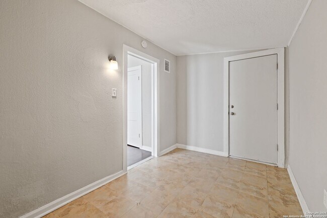 Building Photo - 2 bed 1 bath located in I35 SO. TO E. HOUS...