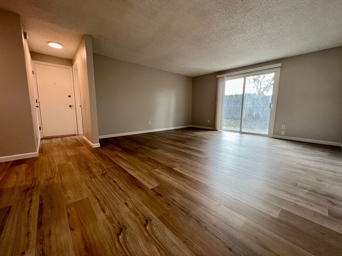Foto principal - 3BD GRESHAM TOWNHOME ON CUL DE SAC, NEW RE...