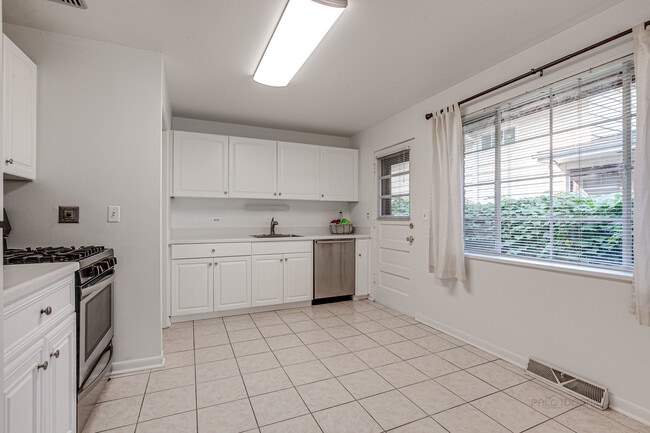 Building Photo - 370 Madison Ave