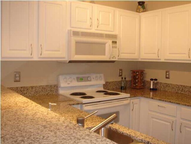 Building Photo - 2 Bedroom End Unit Townhouse in Central Location!