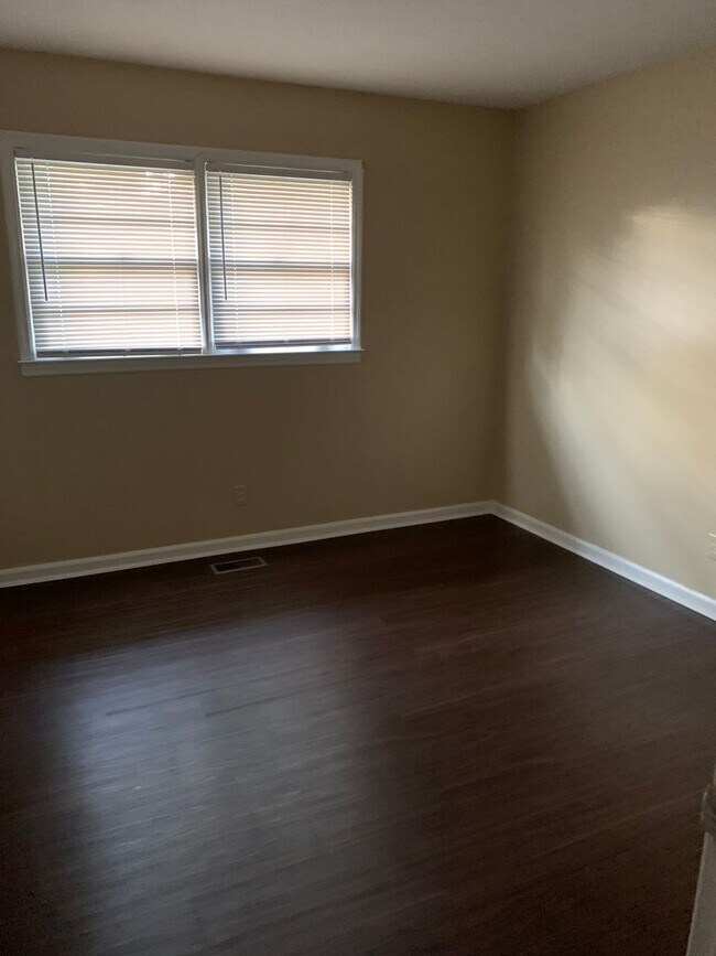 Foto del edificio - 2426 Whispering Pines Cir