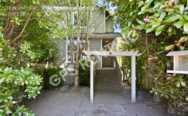 Photo - 118 N 104th St-B House