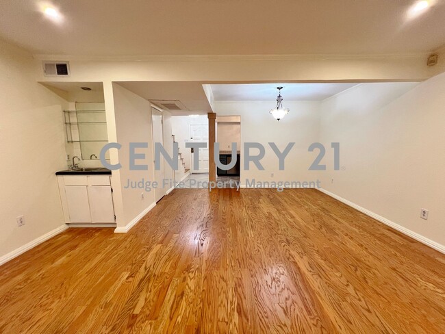 Foto del edificio - Charming 2-Story 2-1.5 Condo Ready for Mov...