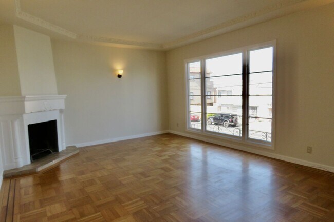 Building Photo - Single Family Home Available Now!