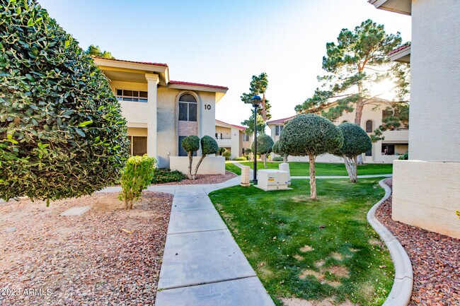 Foto del edificio - 10610 S 48th St