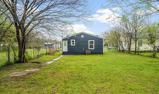 Building Photo - 2 Bed / 1 Bath in Tulsa!