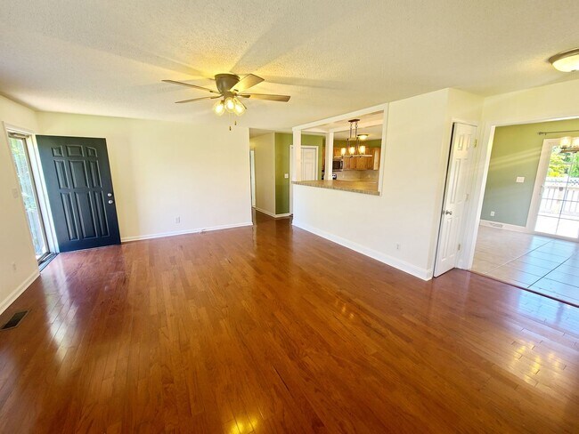 Building Photo - The Westender - 3 bedrm, 2 bath with lawn ...