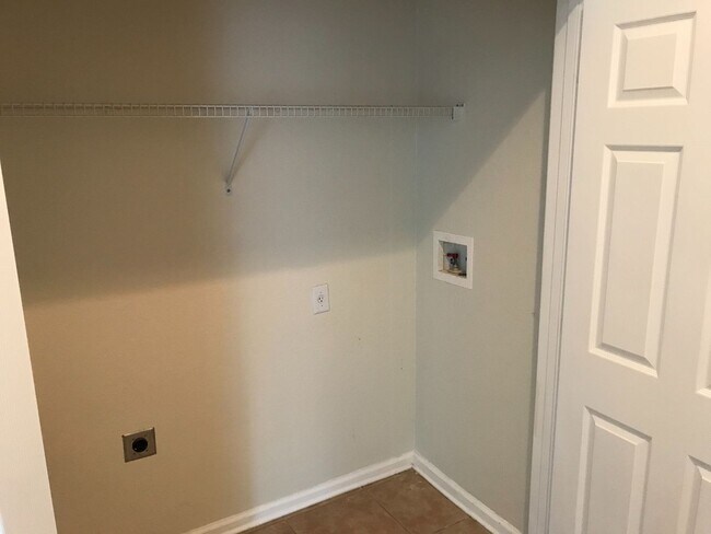 Building Photo - Must-See 3 Bedroom / 2 Bathroom Condo in B...