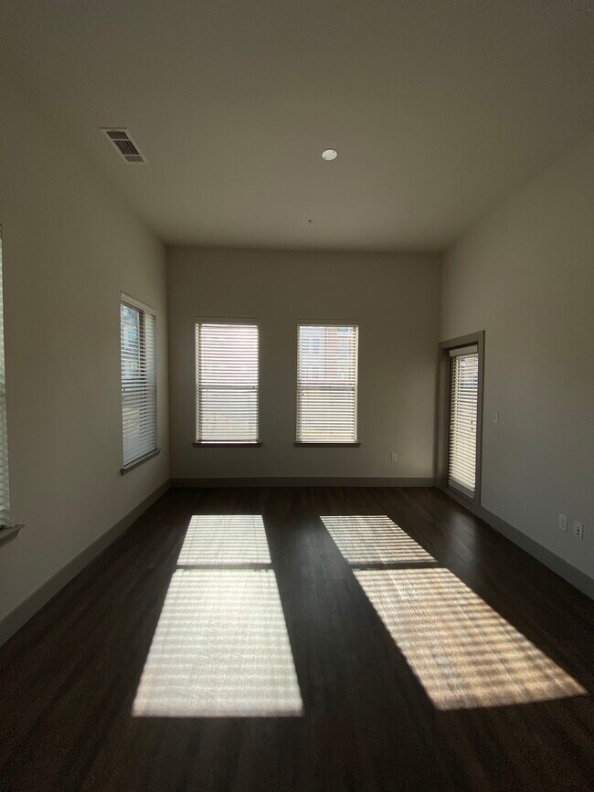 Building Photo - 4211 Glenview Dr