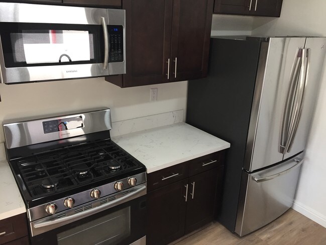 Stainless steel appliances - 6137 Alcott St