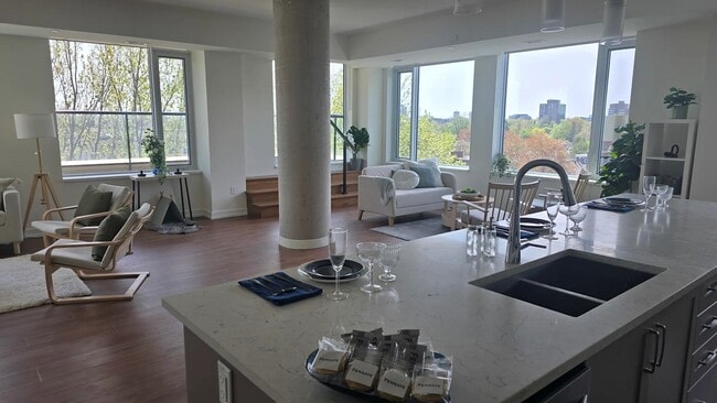 Photo du bâtiment - Ballantyne Luxury Apartments