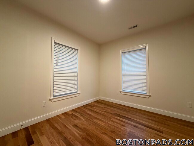 Building Photo - 12 Greenwood Pl