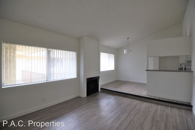 Building Photo - 2 br, 2 bath Apartment - 21018 Gresham Str...