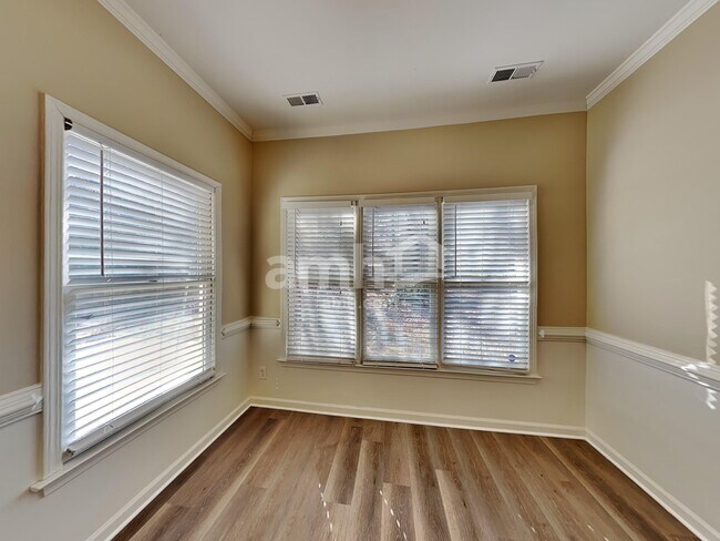 Foto del edificio - 114 Ashwood Ct N
