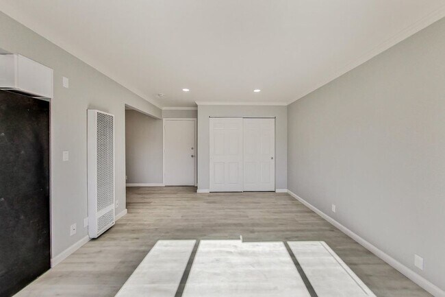 Building Photo - Fully Renovated Studio with Alcove Perfect...