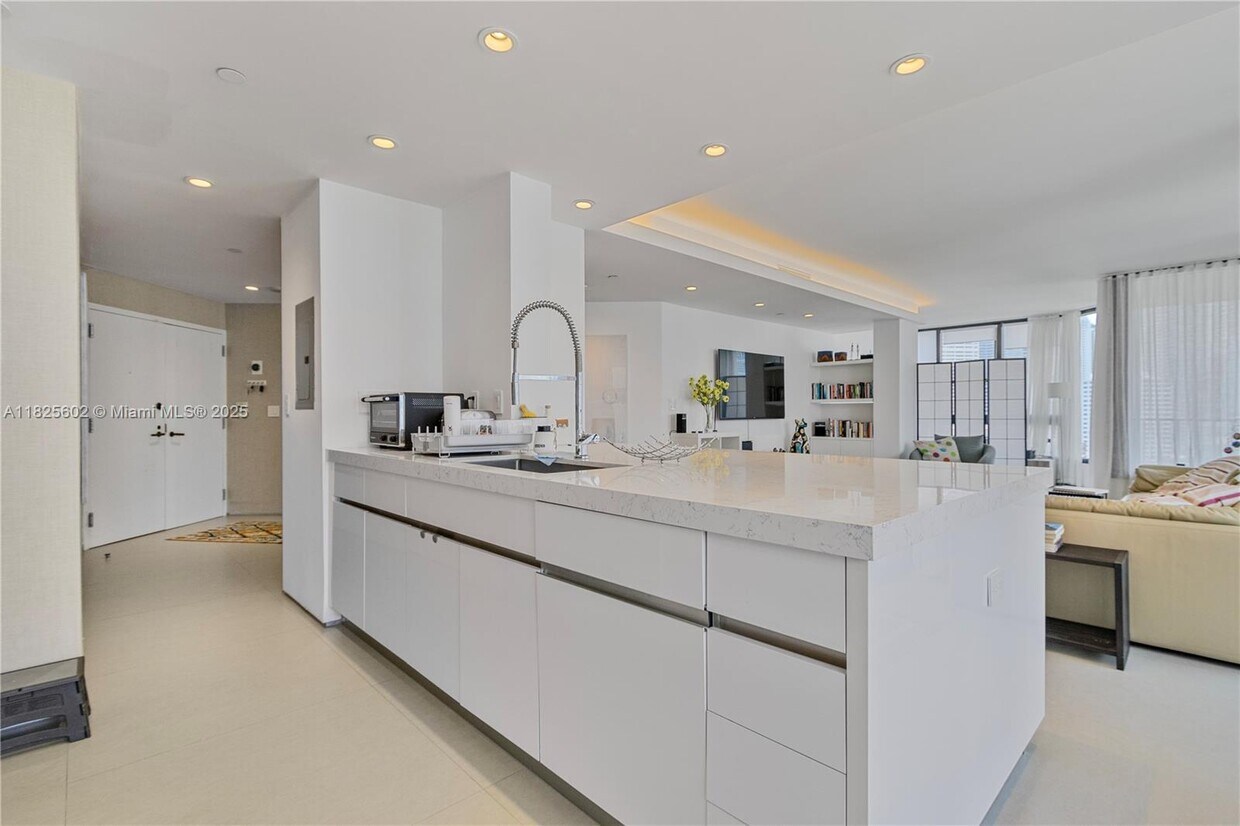 Primary Photo - 520 Brickell Key Dr
