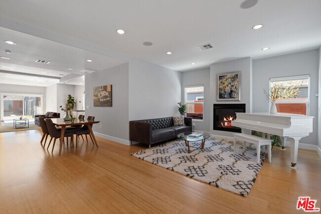 Foto del edificio - 560 N Plymouth Blvd