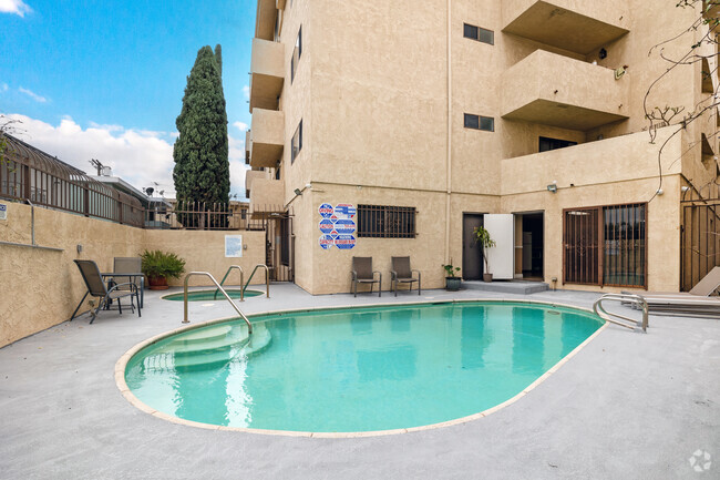 Piscina y spa - Hughes Towers Apartments