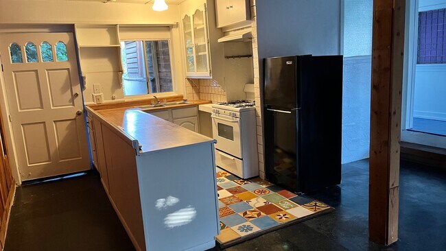 Kitchen w/frig. - 1472 Silverwood Dr