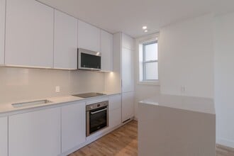 Building Photo - 5530 Ch De La Côte-Saint-Luc