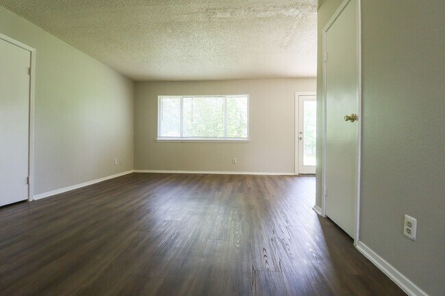 Building Photo - 3 Bed / 1 Bath in East Tulsa!