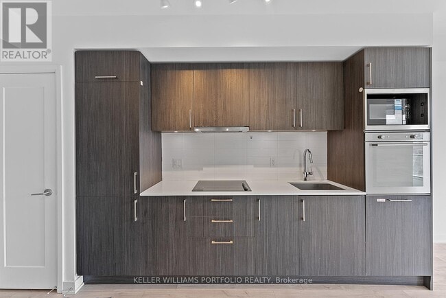 Building Photo - 27 Bathurst St