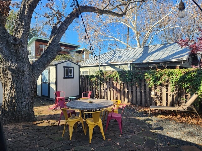Building Photo - 4214 Bellvue Ave