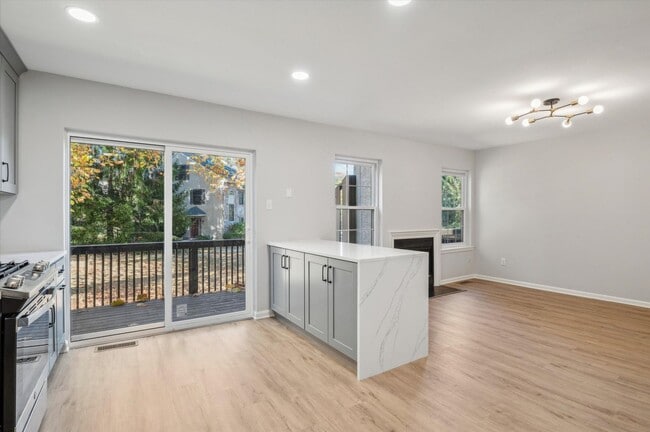 Building Photo - Available mid February - Fully Renovated 3B/2.5B Townhome in West Chester!