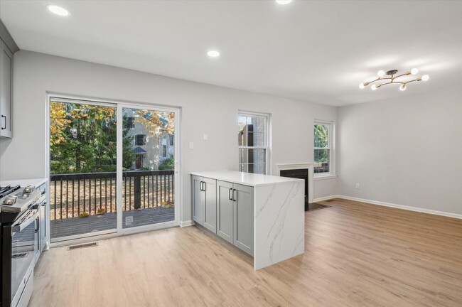 Building Photo - Fully Renovated 3B/2.5B Townhome in West C...