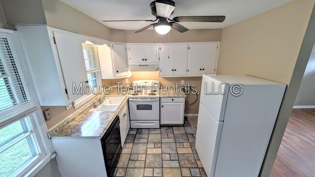 Building Photo - 2/1 Apt - Carport