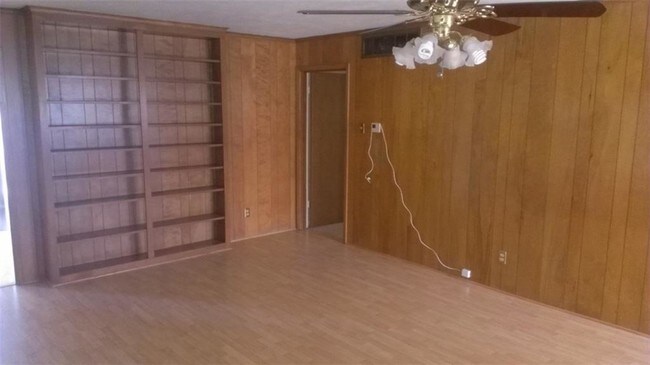 Building Photo - 512 S Lois Ln