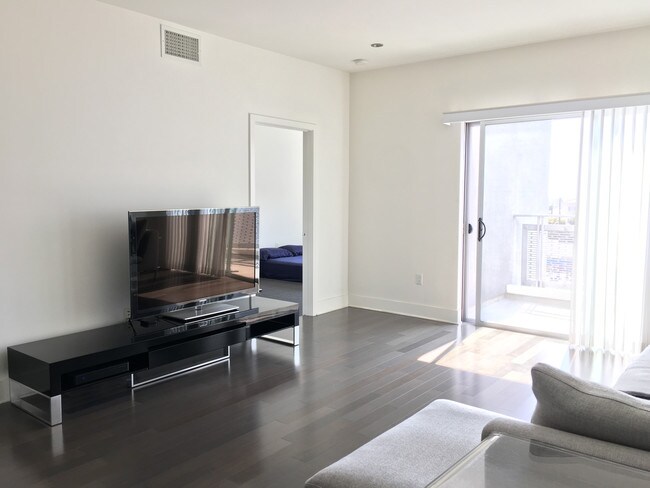 Great Lighting and City View - 1700 SAWTELLE BLVD PH9