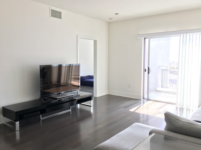 Great Lighting and City View - 1700 SAWTELLE BLVD PH9