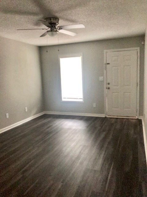 Building Photo - 2 Bedroom Modern Apartment; Fully Renovated