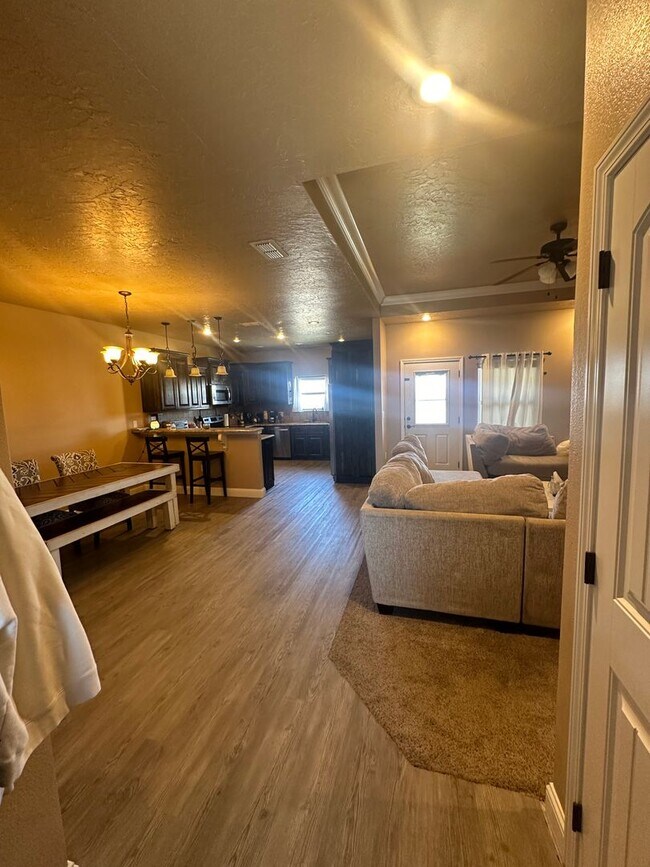Foto del edificio - Stunning 4 Bed 2 Bath Home! Parkview Schoo...