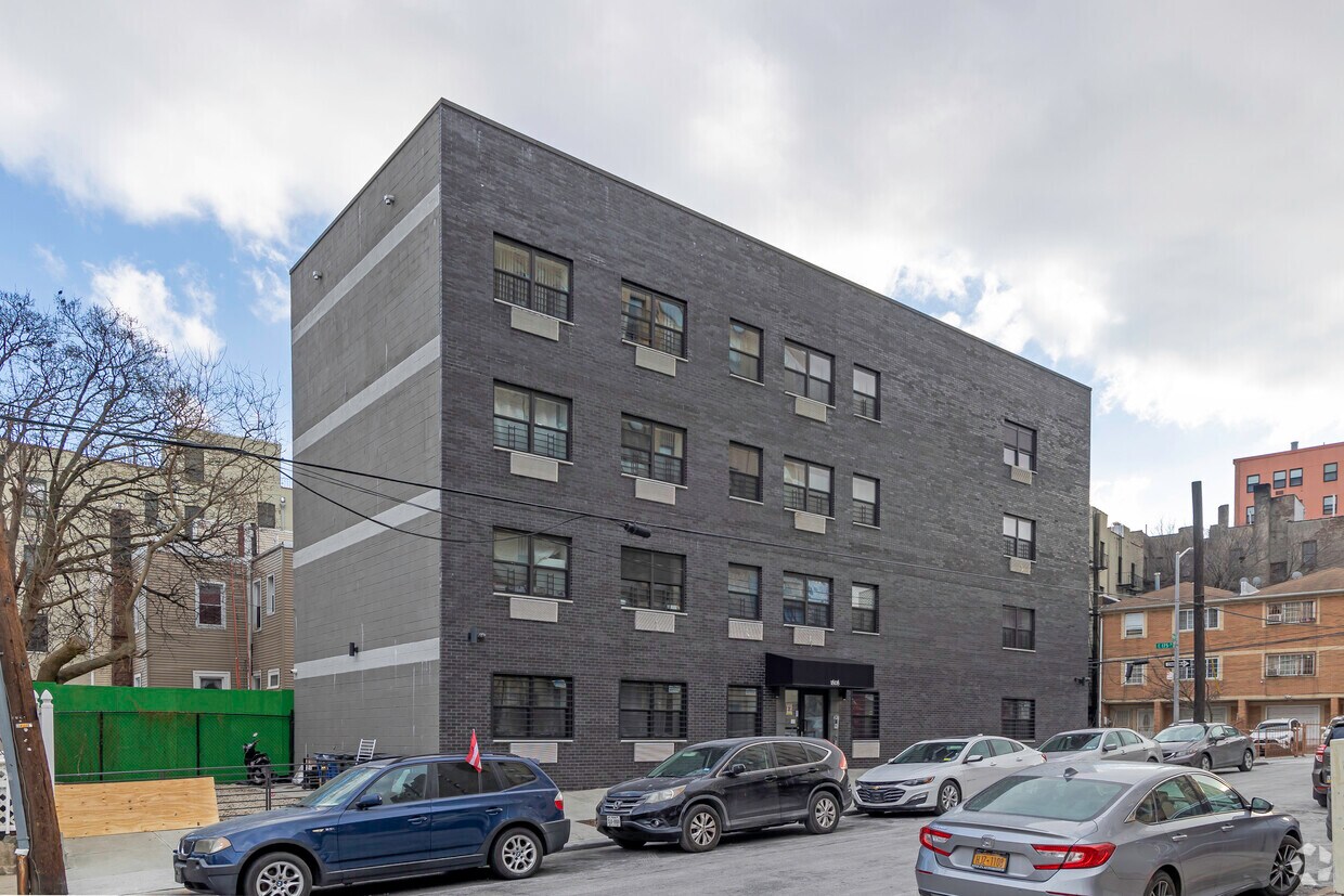 Primary Photo - 1808 Mohegan Ave