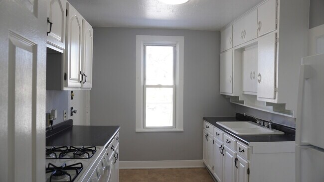 Building Photo - 417 Pettibone NW
