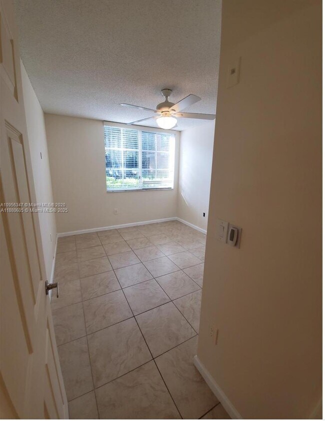 Foto del edificio - 4816 N State Rd 7
