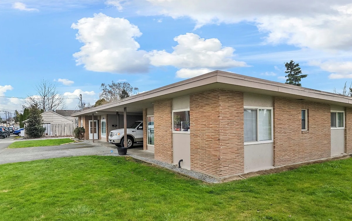 Building Photo - Burlington Triplex