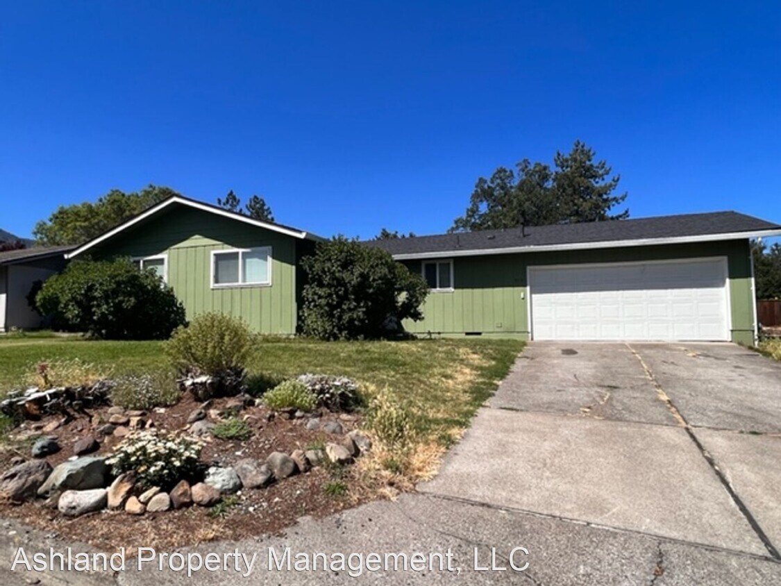 Foto principal - 3 br, 1 bath House - 915 Glendower Street