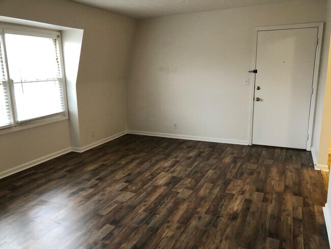 Building Photo - 904 Plaza Dr