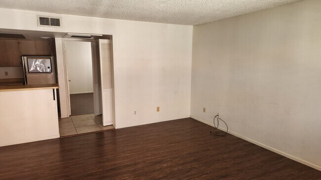 Foto del edificio - 700 W University Dr