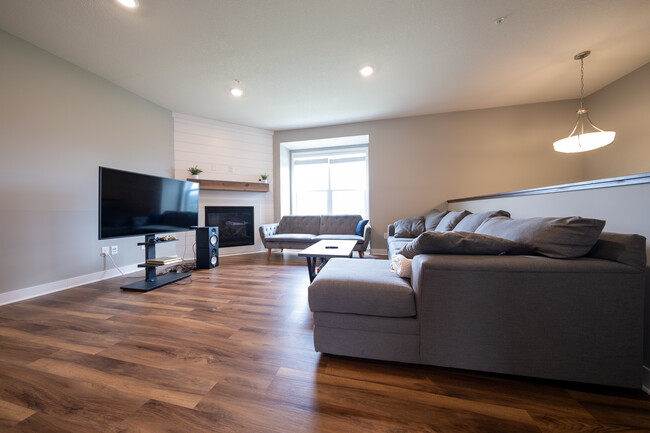 Foto del edificio - 575 Locke Pointe Dr