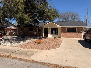 Building Photo - 140 Village Dr