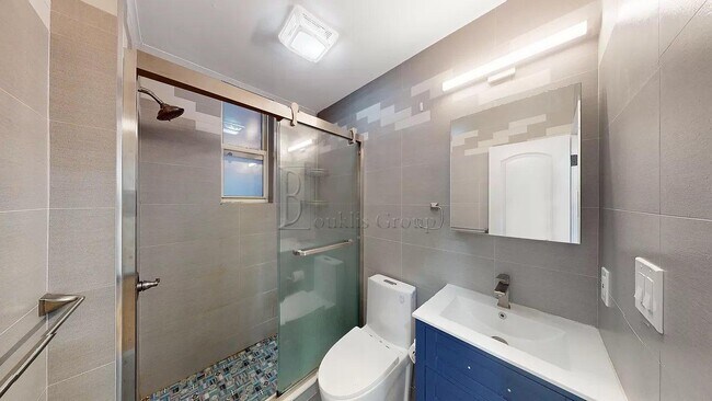 Building Photo - ** GUT RENOVATED DUPLEX ** 3 BED ** 2 BATH...