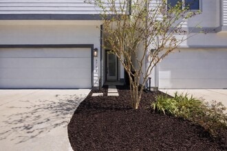 Building Photo - 6728 Parker Grv Ln