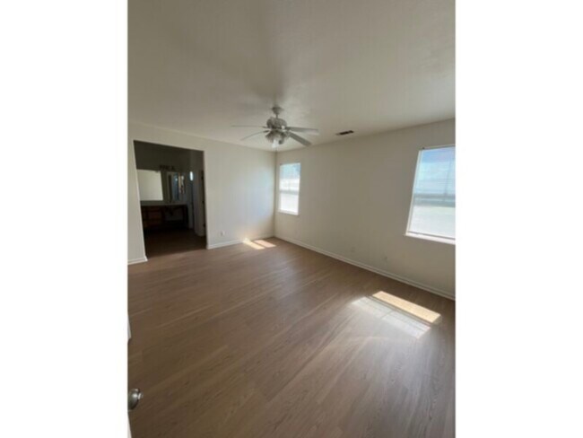 Foto del edificio - Welcome Home! Spacious 4 Bedroom, 2.5 Bath...