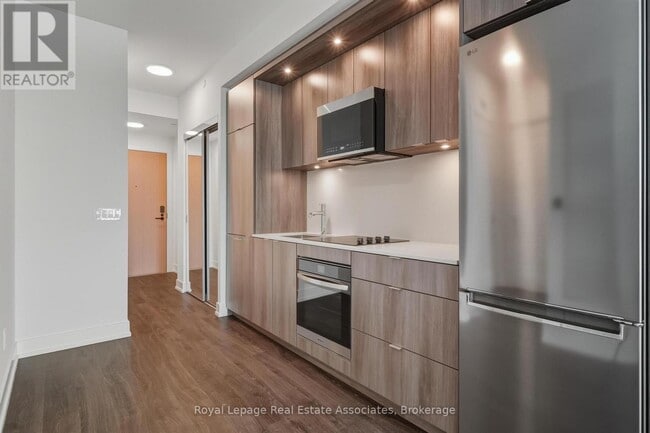 Photo du bâtiment - 60 Central Park Roadway