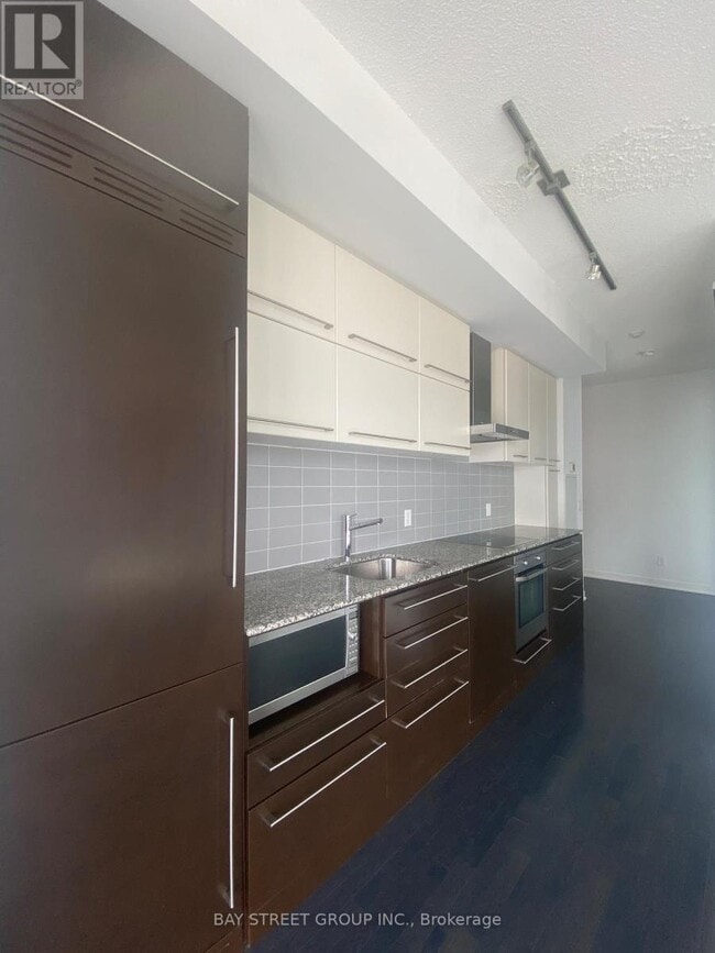 Photo du bâtiment - 770-1770 Bay St.